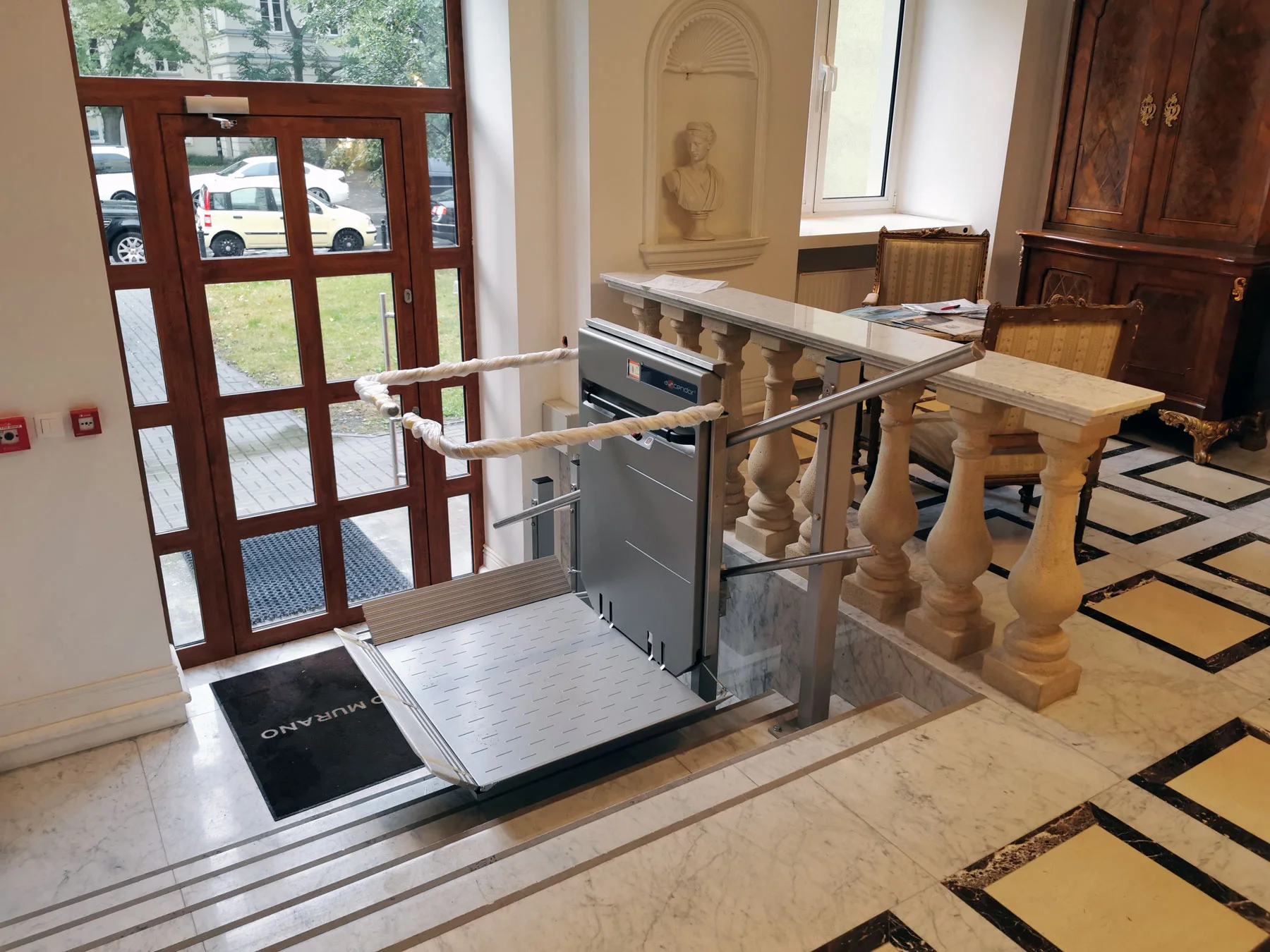Platforma schodowa PLG7 przy schodach wewnętrznych