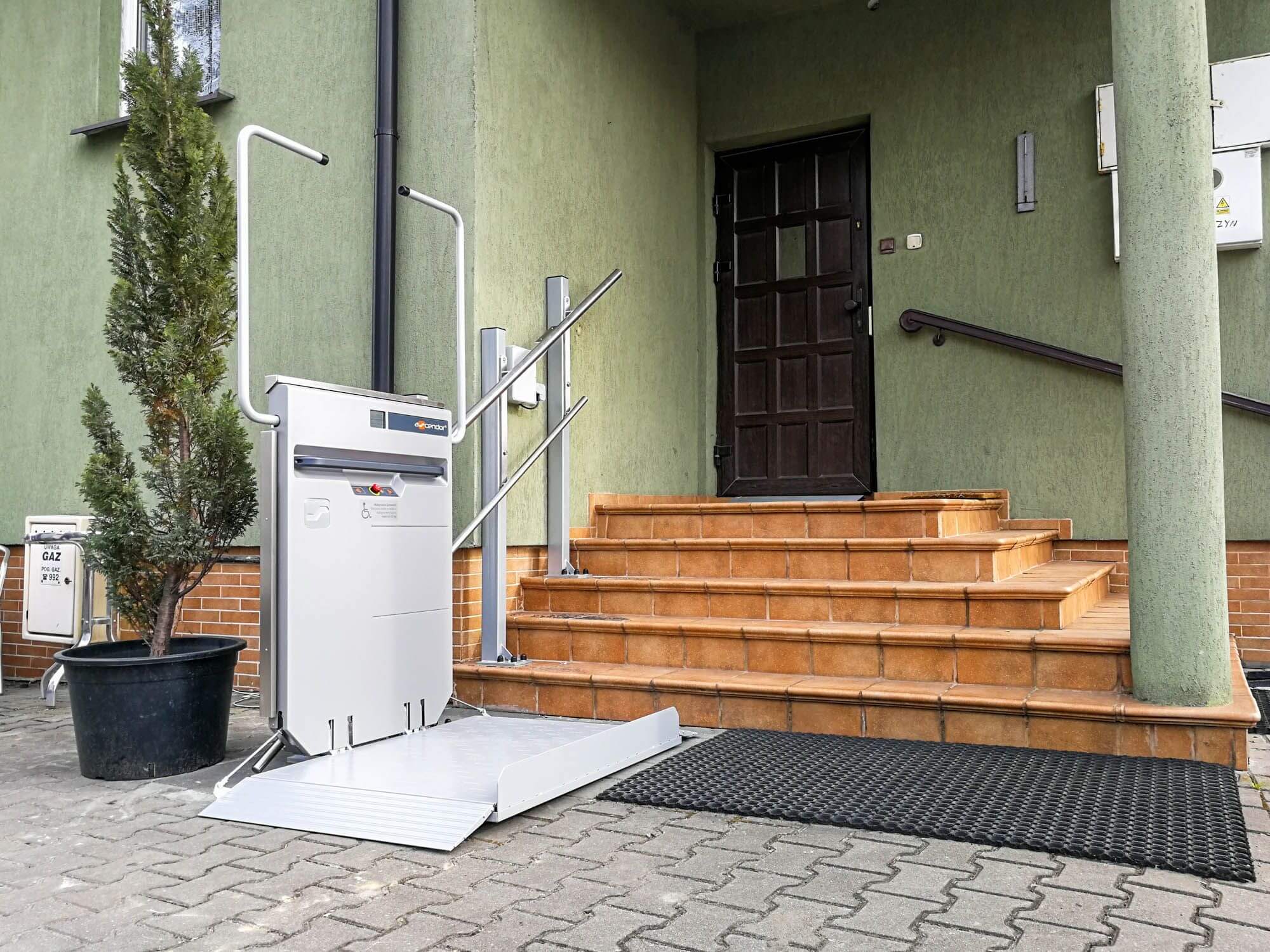 Montaż platformy schodowej PLG7 przy schodach zewnętrznych
